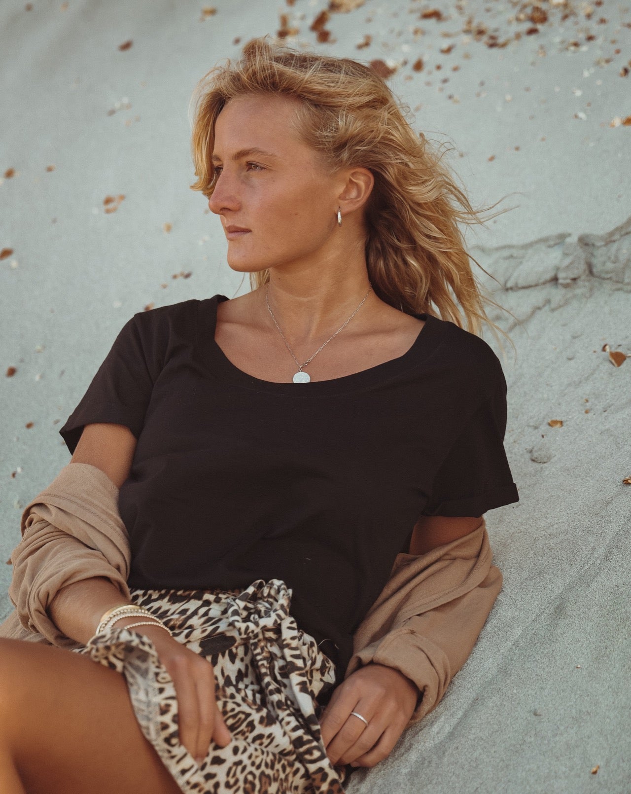Polera negra online con cuello