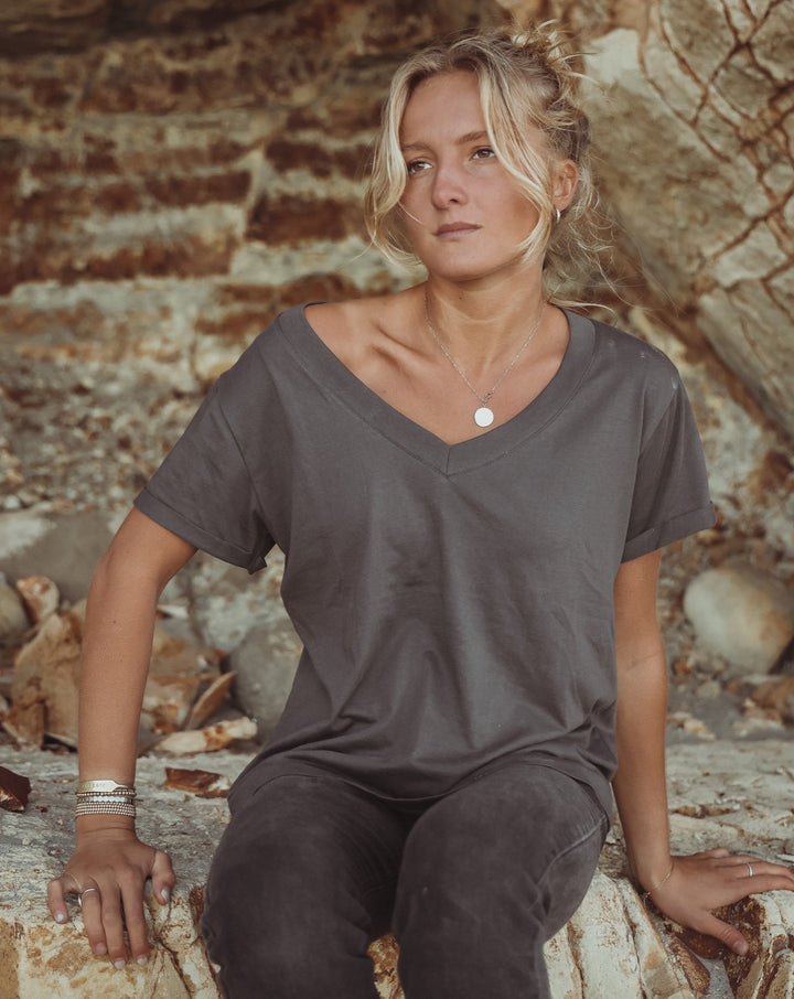 Polera Básica Cuello V  - Gris