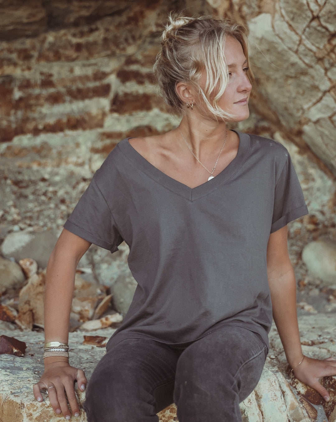 Polera Básica Cuello V  - Gris